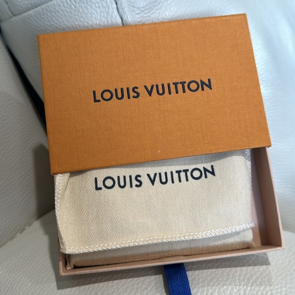 Authentic LV 6 Key holder! Damier ebene with pink inside! - Picture 17 of 17